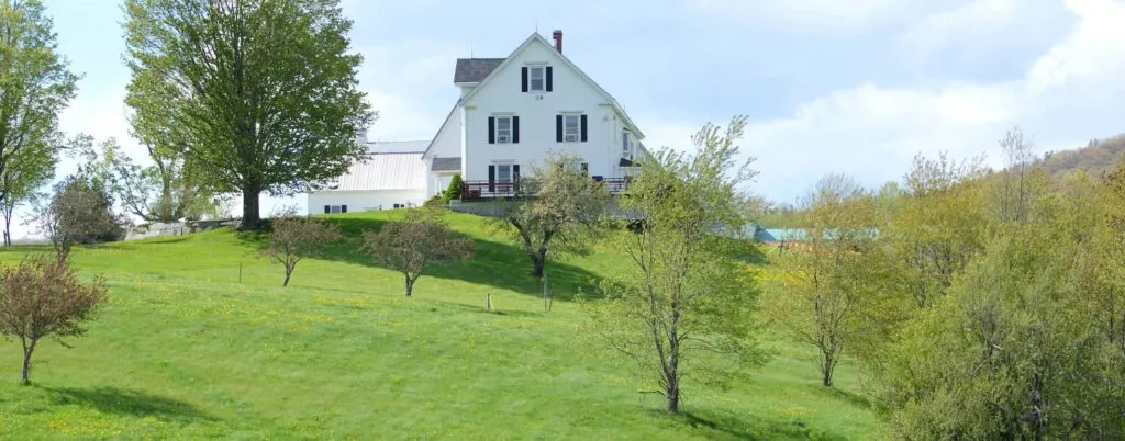 hero farmhouse 1024x402 1 hero farmhouse 1024x402 1